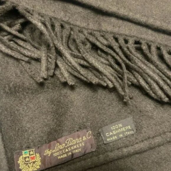 Stunning Loro Piana cashmere wrap⭐️ - Picture 9 of 10